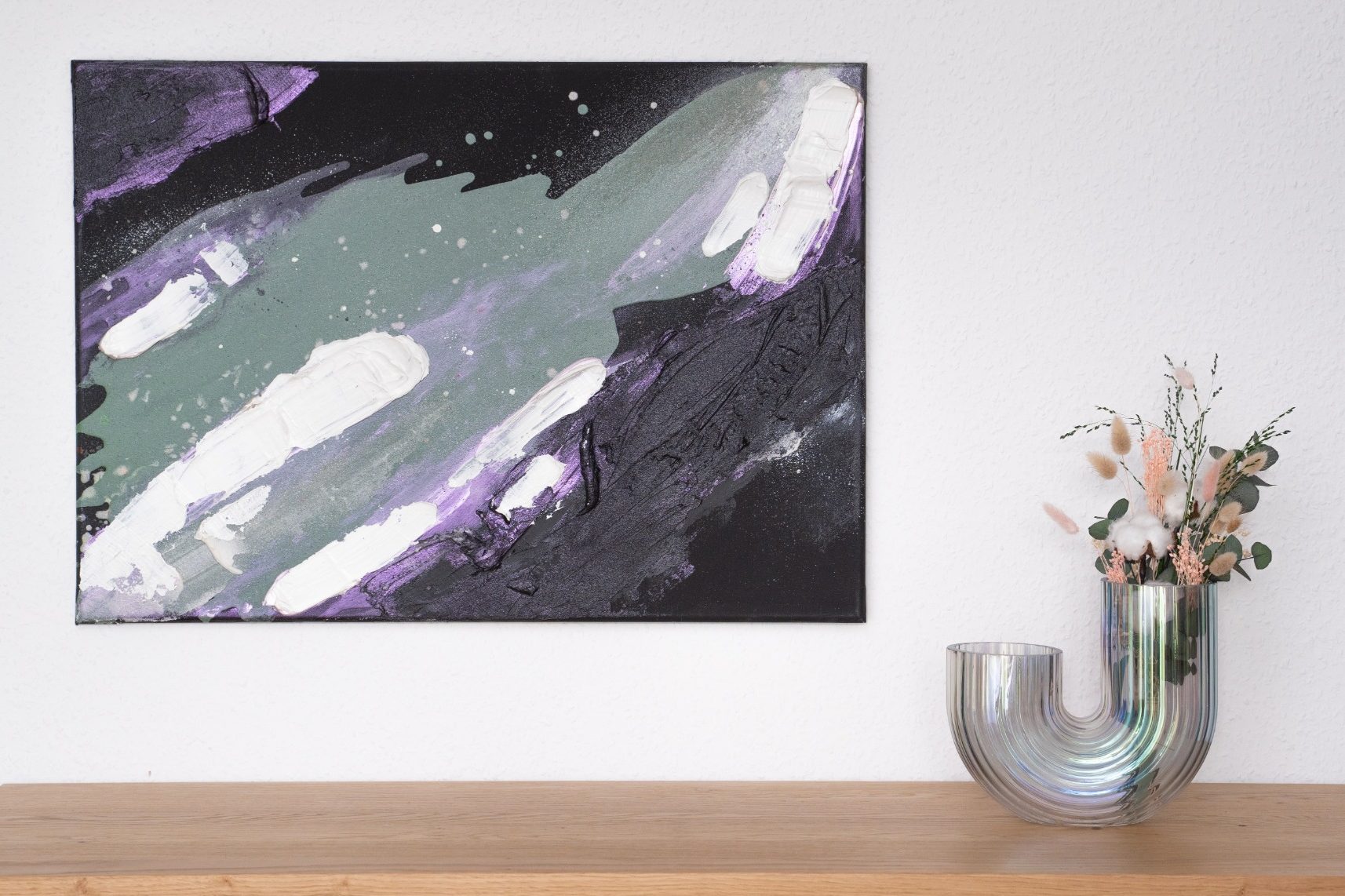 Portfolio (Universe) Abstrakte Wandkunst mit bunten, fließenden Formen und einer modernen Vase mit Blumen.